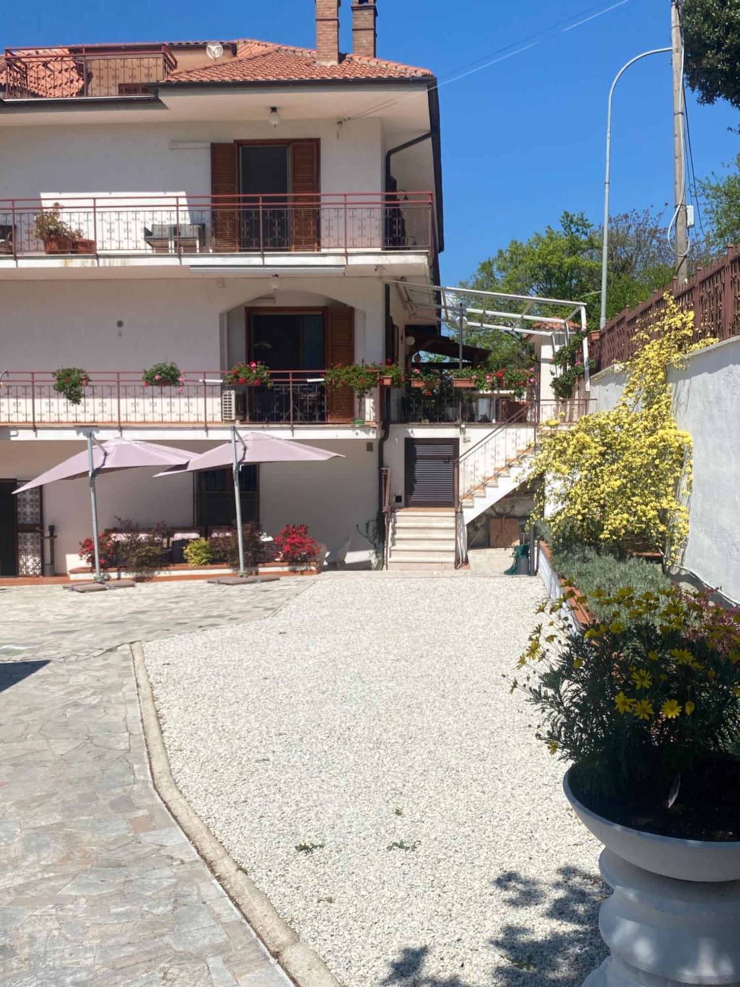 B&B Rox E Claudia Lugnola Exterior photo